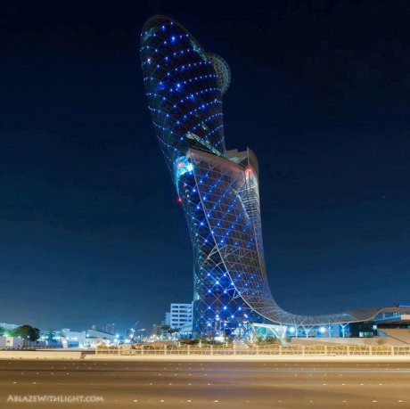 Capital Gate в Абу Даби