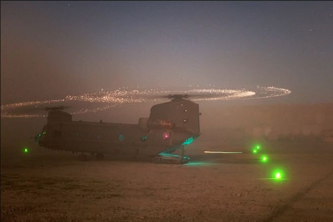 Хеликоптер в пясъчна буря