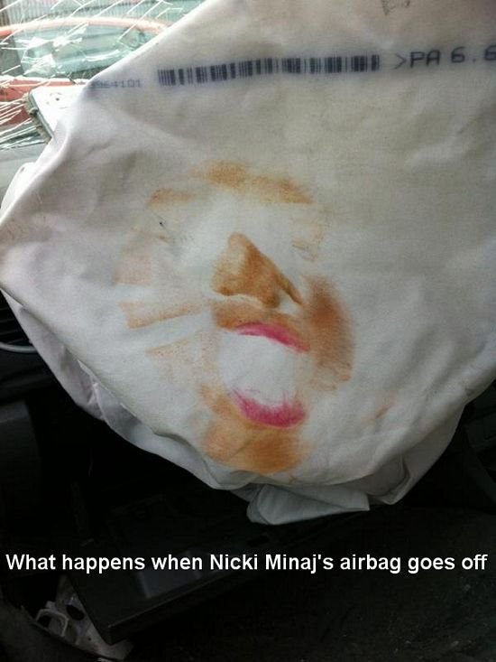 Ники Минаж се разби в Airbag-а