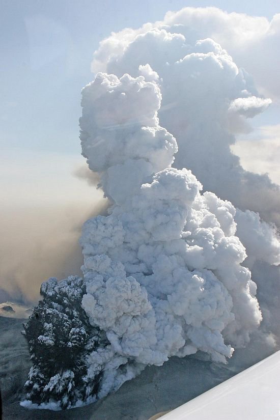 Изригващ вулкан