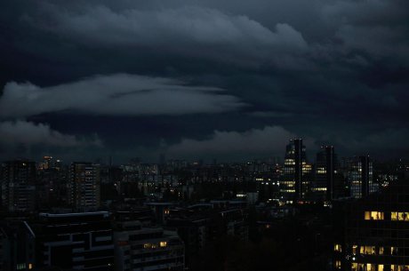 Междувременно в София