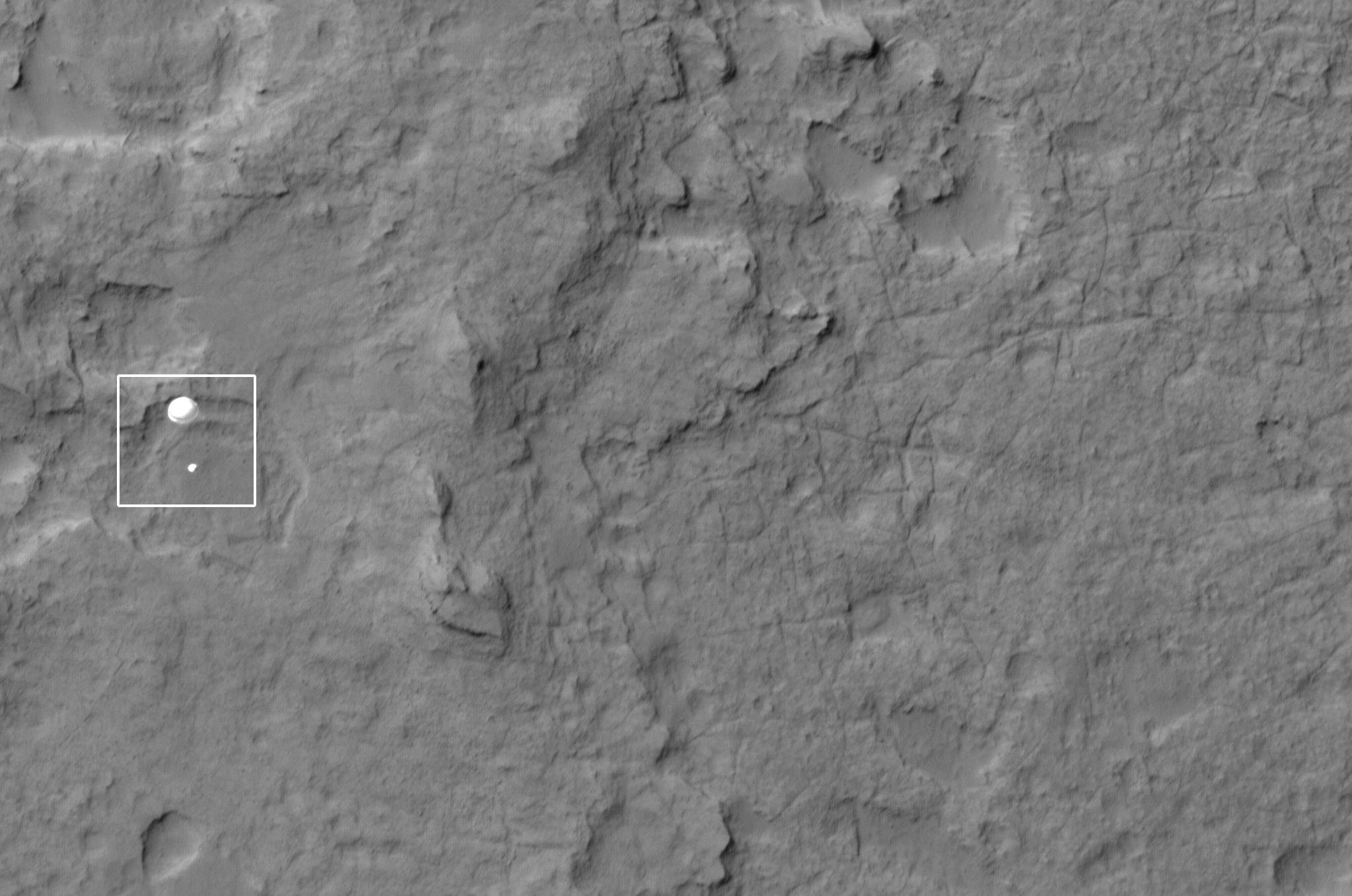 Curiosity каца с парашут на Марс