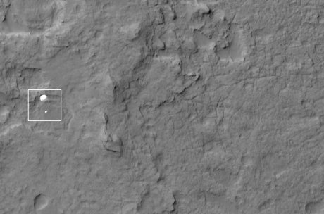 Curiosity каца с парашут на Марс