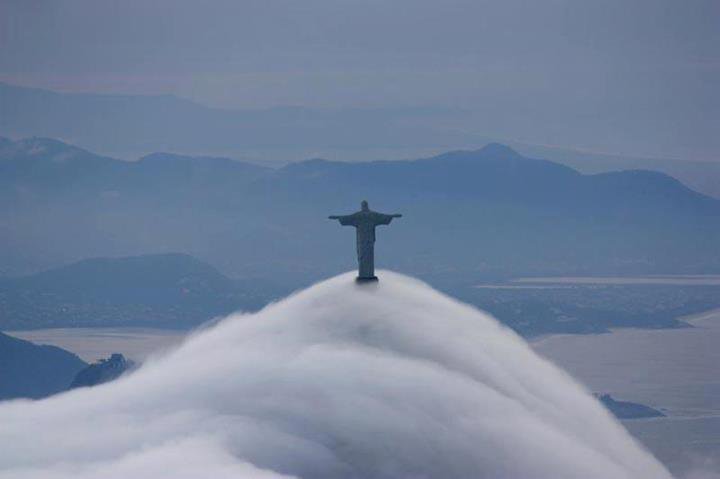 Рио в облаци