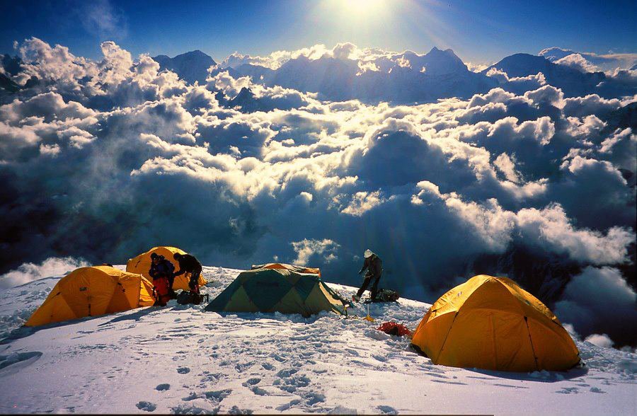 Палатков лагер в облаците
