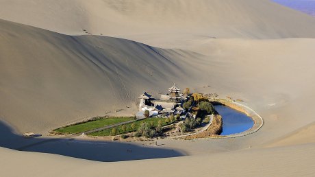 Мираж оазис в пустинята Гоби