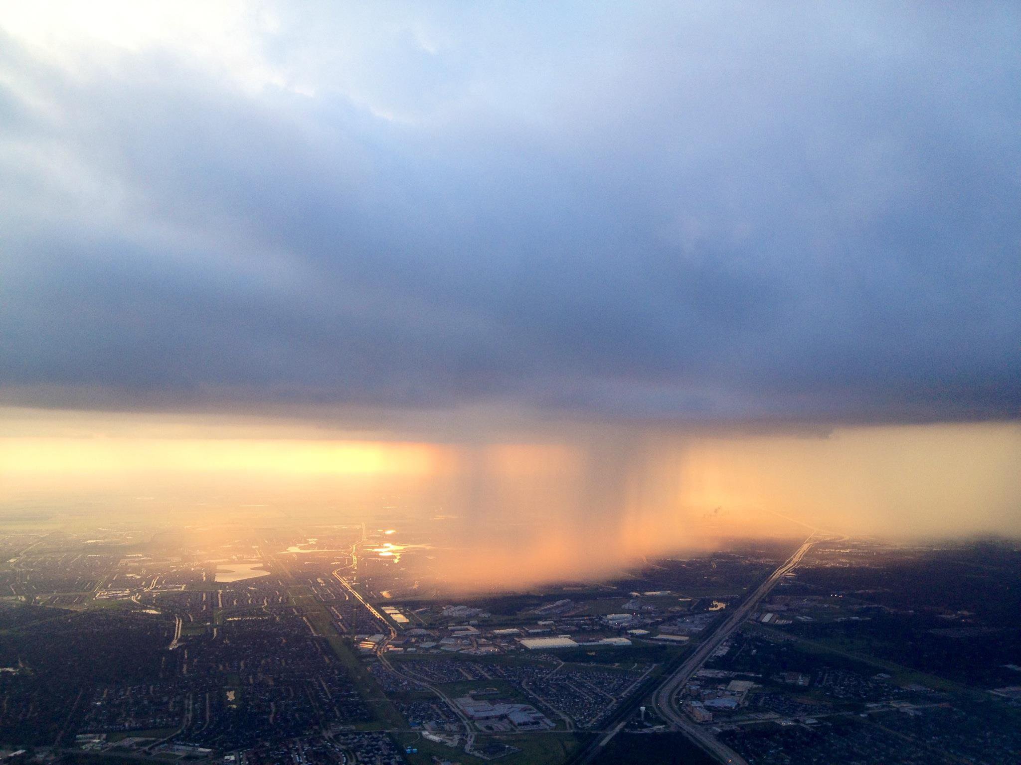 Дъждовен облак сниман от самолет
