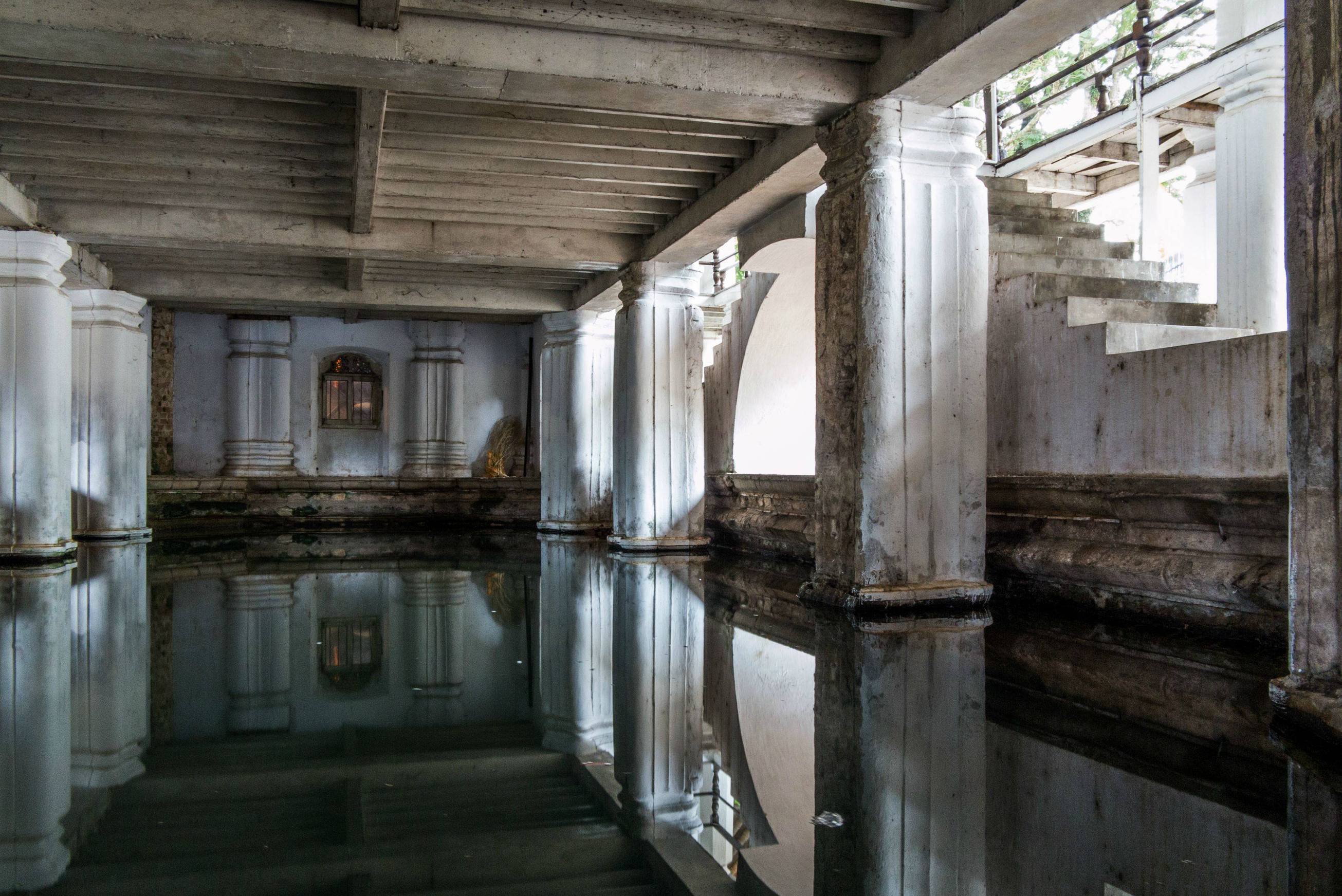 Изоставена баня в Шри Ланка