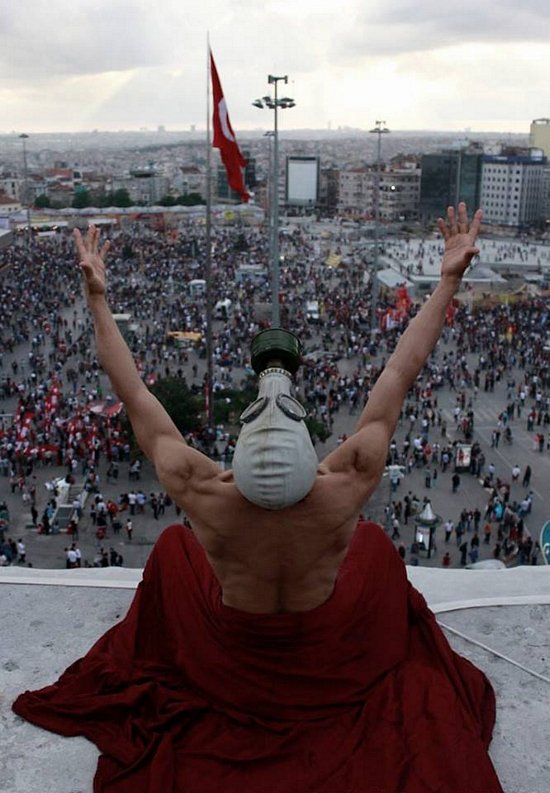 Уникална снимка от протестите в Турция