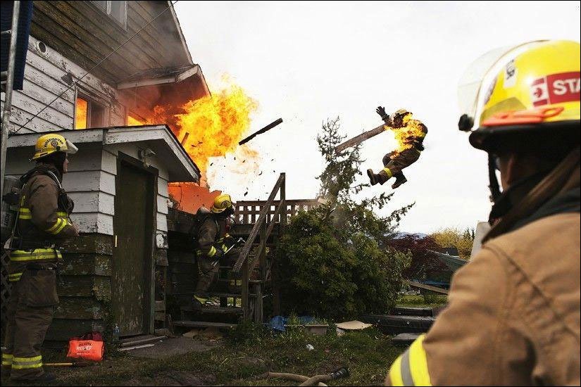 Снимка на пожарникар про време на експлозия!