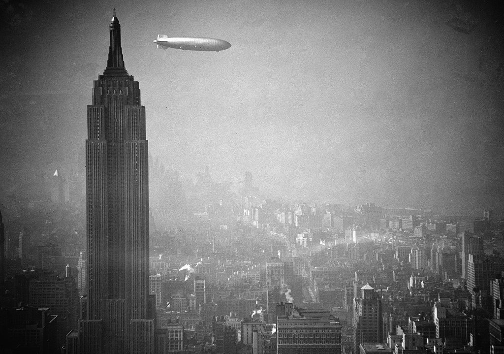 Хиндербърг прелитайки Empire State Building 1936г.