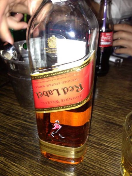 Цар Киро edition Johnnie Walker с обърнат етикет.