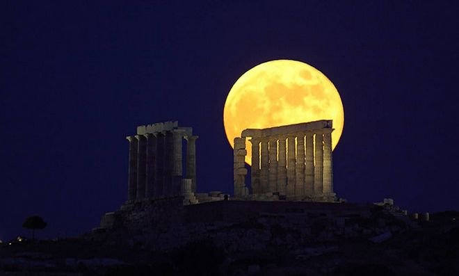 Снимка от вчера! Голямата Луна над Гърция