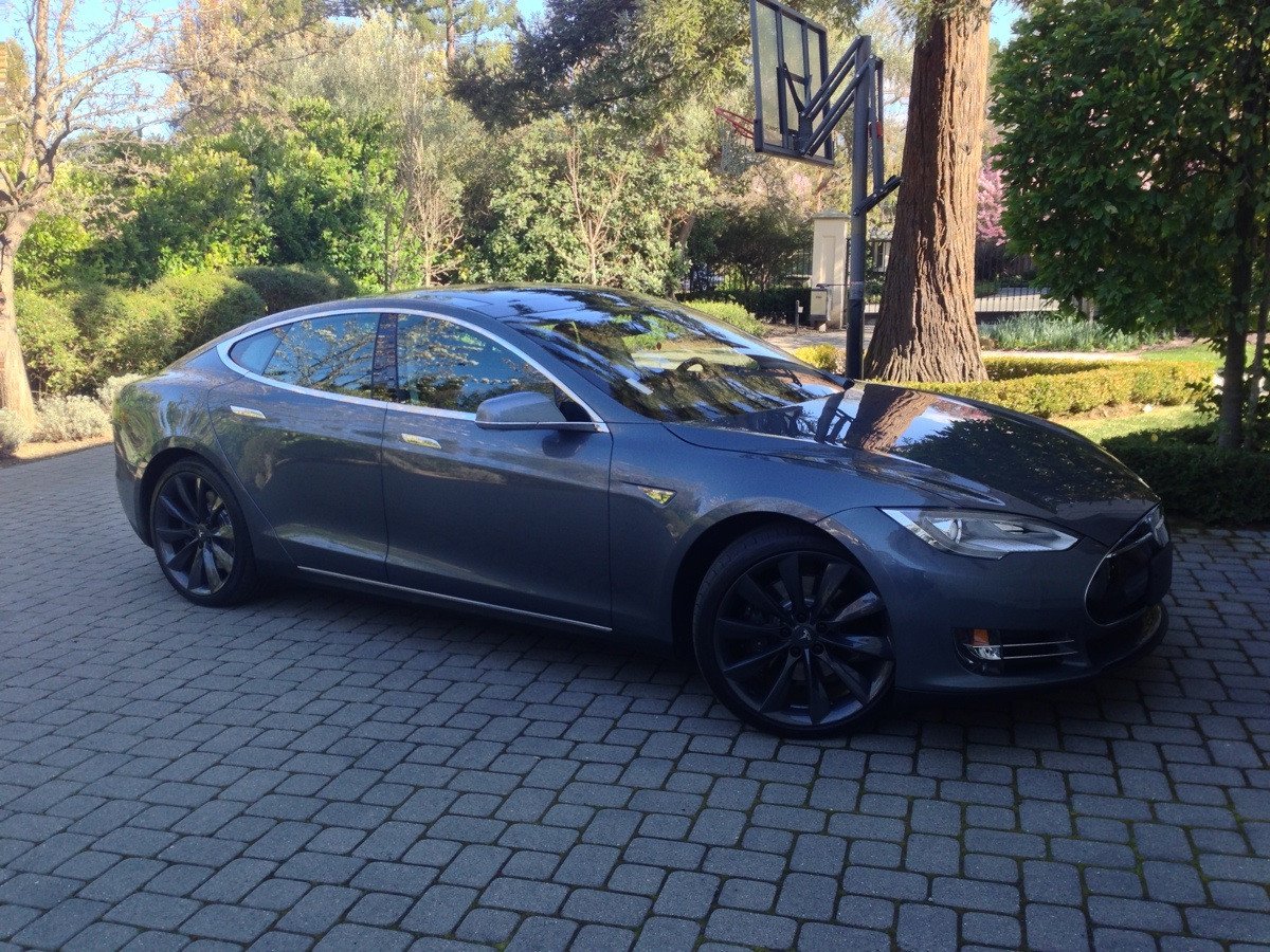 Tesla Model S P85 електрическа кола с безплатни зареждания!