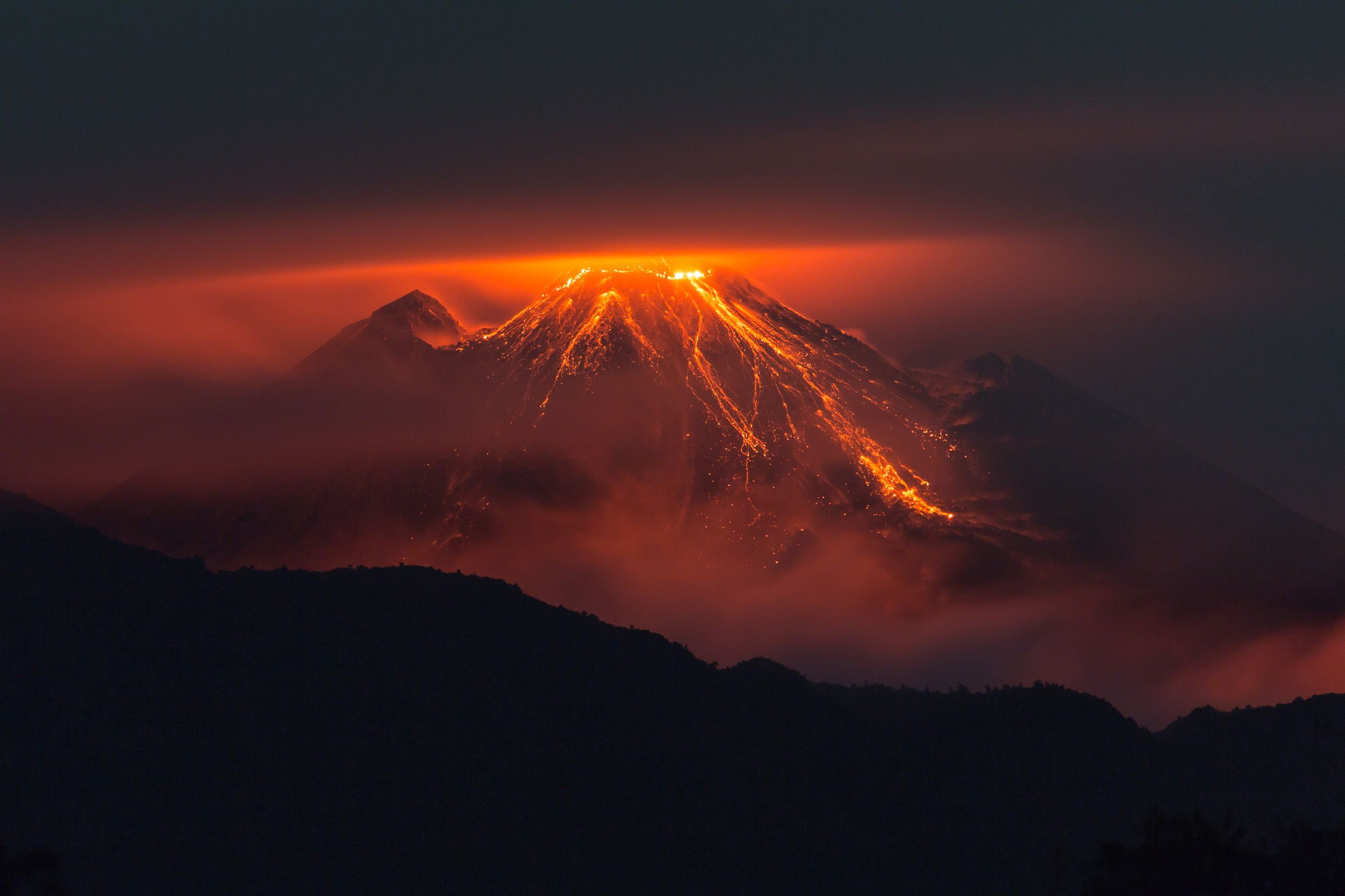 Изригване на вулкана Ревентадор в Еквадор!