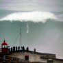 Бразилския сърфист Карлос Бурле яхнал най-голямата вълна