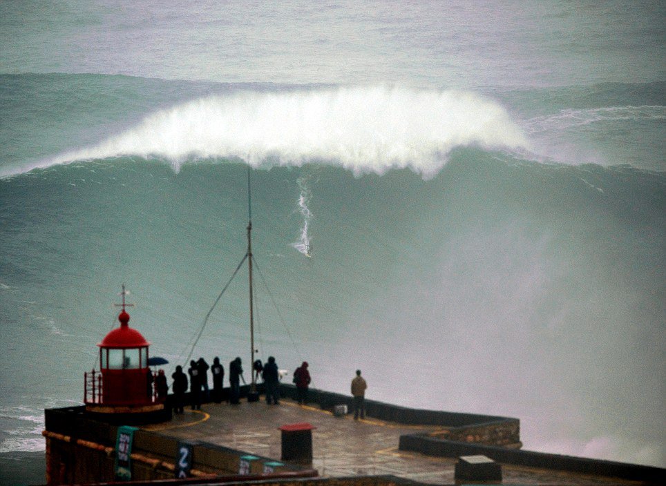 Бразилския сърфист Карлос Бурле яхнал най-голямата вълна